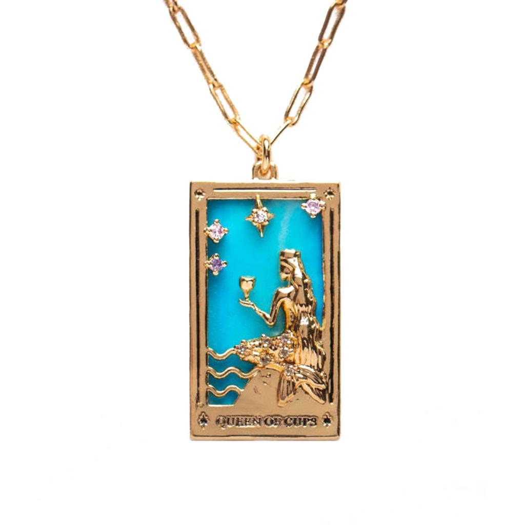Náhrdelník s tarotovou kartou ve starožitném stylu, který zobrazuje symbol Mága, měděná textura, ideální pro milovníky jedinečných doplňků