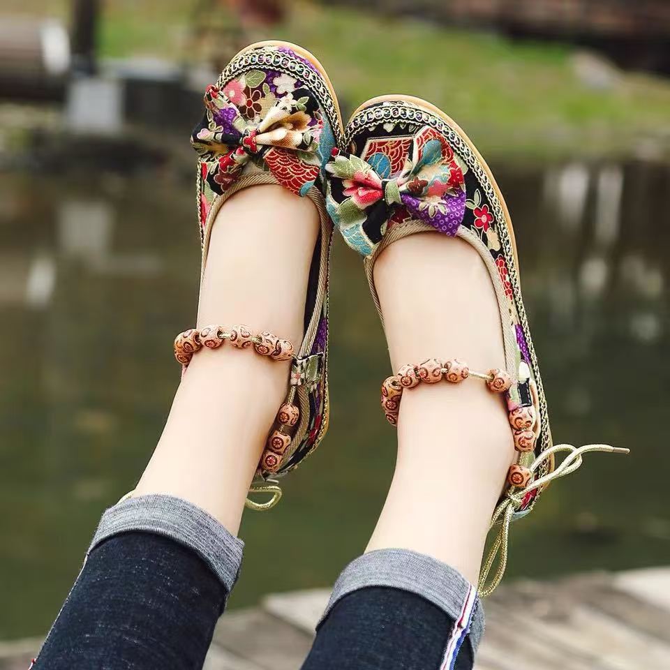 Damen Neue Ethnische Style Flache Sohle Stoffschuhe Weiche Sohle Rutschfest Runde Spitze Knöchelriemen Leicht Schnur Perlen Nude Schuhe