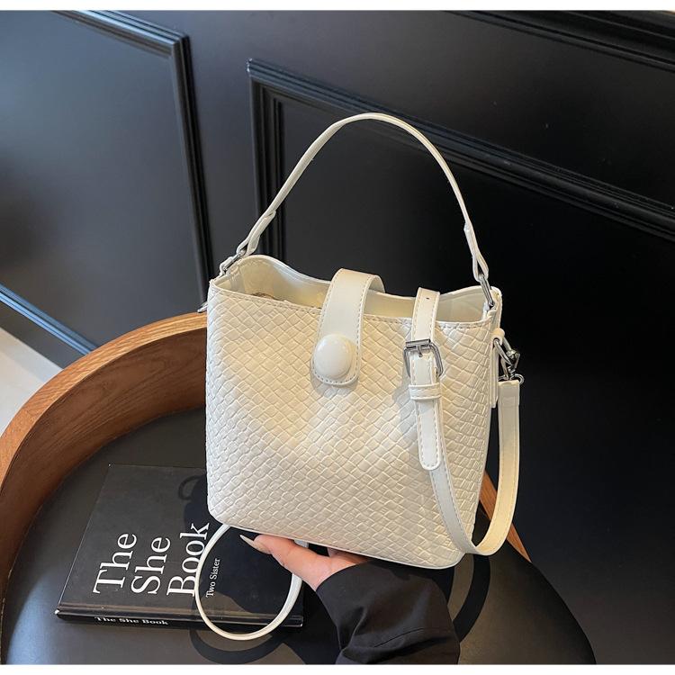 New Woven Bucket Bag, Large-capacity Fashionable Weaving, Simple Contrasting Color, Shoulder Bag, Messenger Bag.