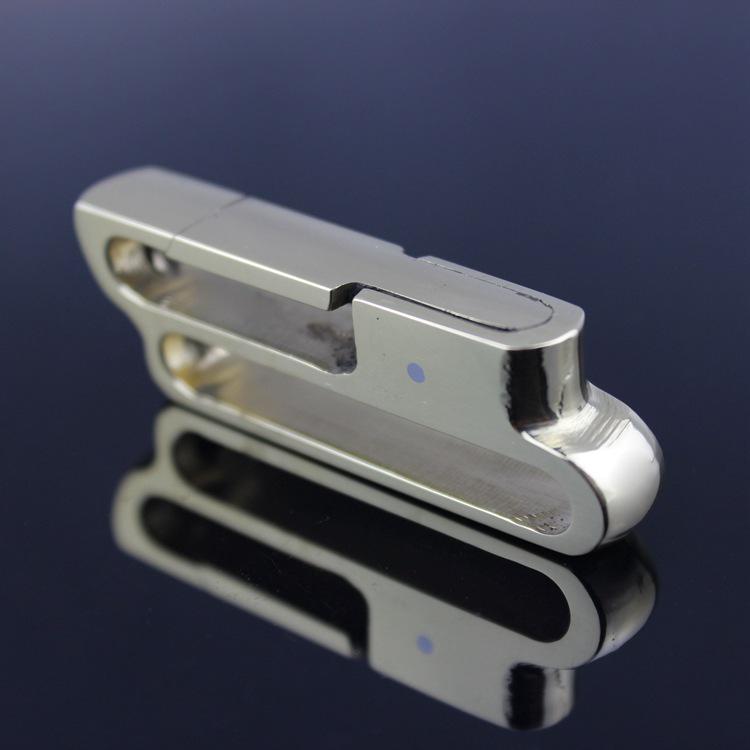 Handgefertigter Edelstahl-Schlüsselanhänger mit Leder-Gürtelschlaufe - Klassisches Sportaccessoire für Herren