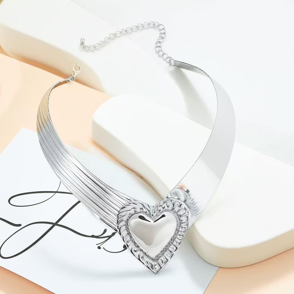 Exquisite French Temperament Jewelry Personalized Temperament Love Earrings Fashion Light Luxury Retro Versatile Metal Earrings