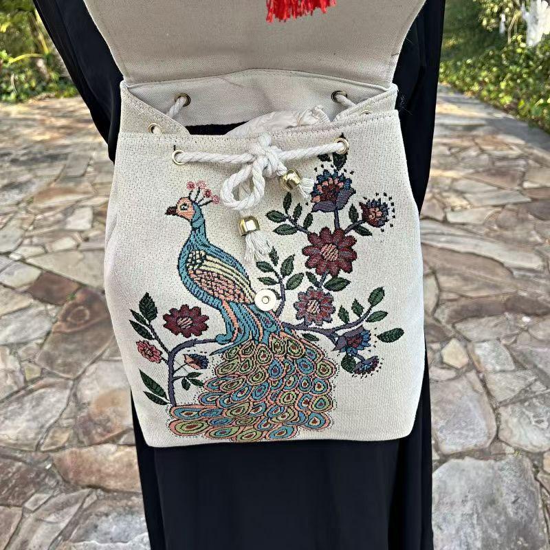 2025 Nová taška v etnickém stylu Vyšívaná plátěná taška Stahovací klopa Batoh Dámský ležérní Batoh s výšivkou zlatou nití