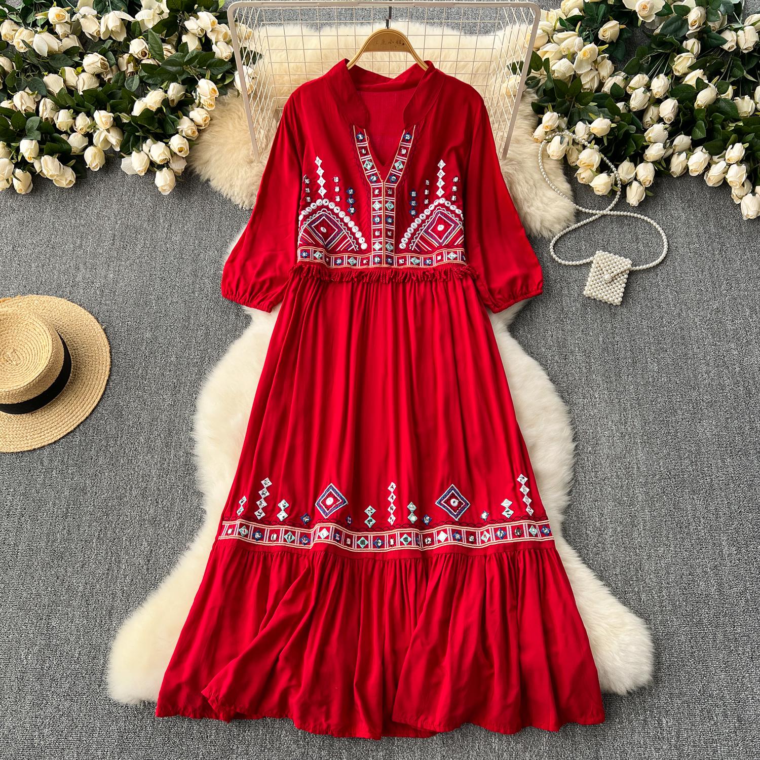 Свободные праздничные платья в этническом стиле с цветочной вышивкой — фото 25