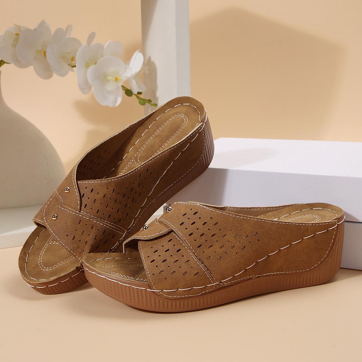 

Большого размера крутые тапочки женские летние новые крест с лазерной перфорацией дышащие на танкетке с открытым носком толстая подошва женские тапочки 43 коричневый