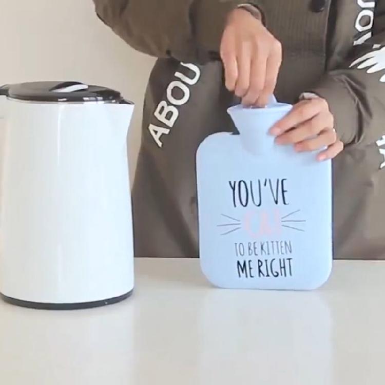 Borsa dell'acqua calda con impacco caldo, borsa per iniezione d'acqua carina a cartoni animati con copertura in peluche, borsa dell'acqua calda, regalo invernale per studenti