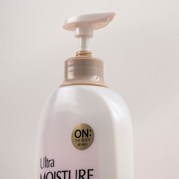 On The Body Ultra Moisture żel pod prysznic 785 ml zapach Peony Blossom