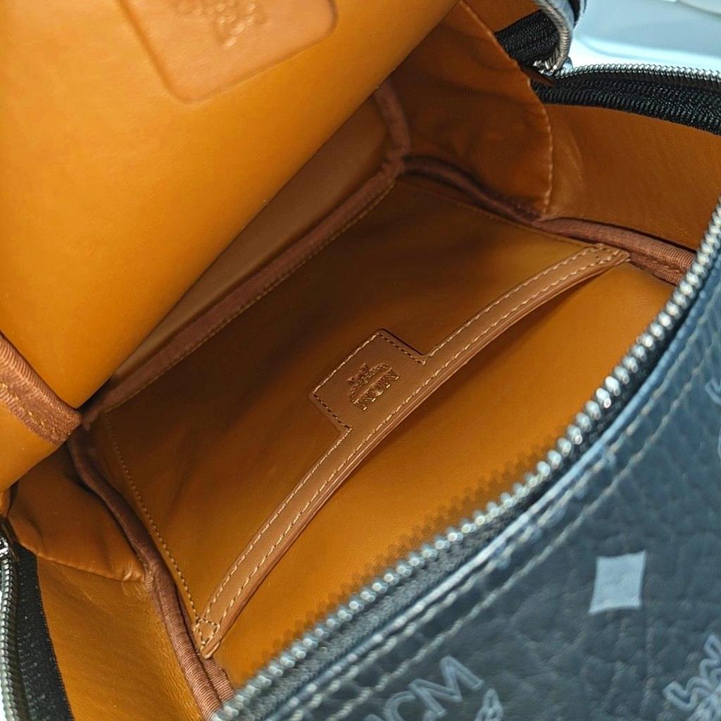 [Pre-Owned] Stark Visetos Classic Double-Sided Studded Handheld Shoulder Crossbody Backpack - Excellent #1MR8IUG