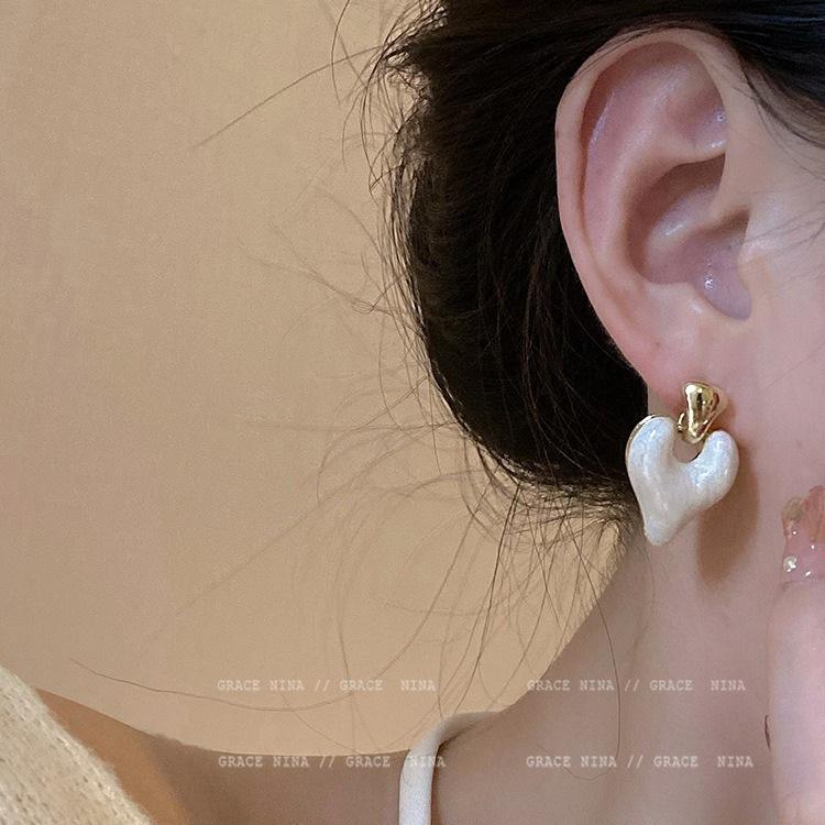 Drop glaze love earrings, simple stud earrings for women, new trendy silver needle design peach heart earrings.