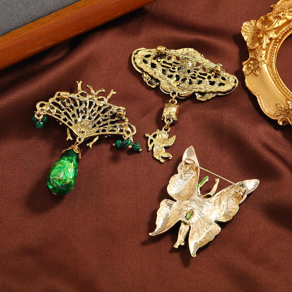 Vintage Medieval Emerald Brooch Light Luxury Butterfly Bee Pin Hollow Corsage Tassel Accessories