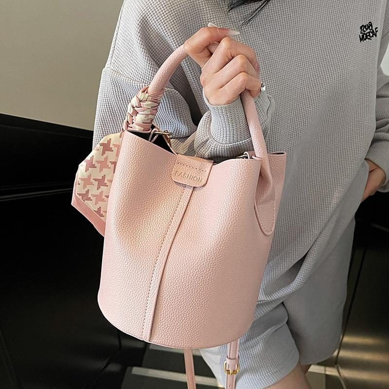 Korean Fashion and Simplicity Ou Ruofeng Casual Versatile Portable Bucket Bag Women's Commuting Advanced Sense Messenger Child and Mother Bag