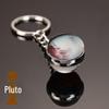 Oboustranná křišťálová galaktická klíčenka s designem planet a měsíce