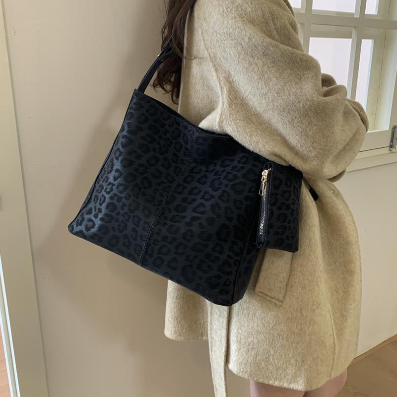 Leopard print bag women's 2025 new autumn and winter messenger bag women's bag large-capacity commuter tote bag fashionable shoulder bag