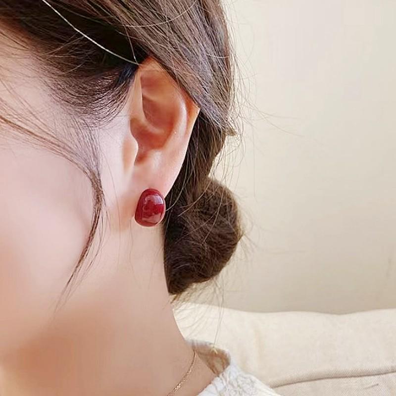 Hong Kong Retro Red Bean Earrings: Elegant Wine Red Studs, Hepburn-Inspired, Versatile, Fashionable Accessory.
