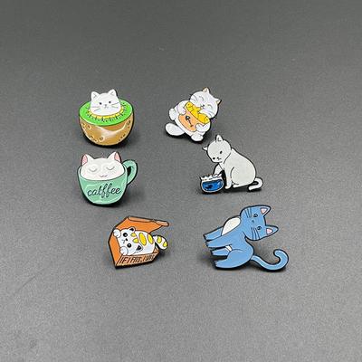 Kreative weiße Katze Metallbrosche - Vielseitiges Drip-Öl-Abzeichen für Kleidung, Schuhe und Taschen - Kleines Geschenk