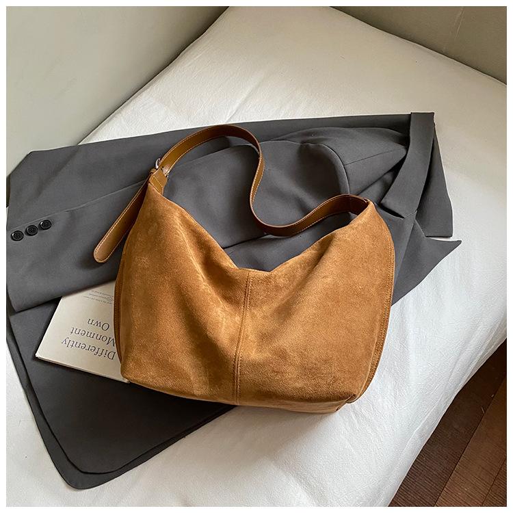 

Высокое качество 2025 женская осенняя новая сумка на плечо в иностранном стиле однотонная повседневная на плечо большой вместимости сумка-тоут для поездок на работу женская коричневый