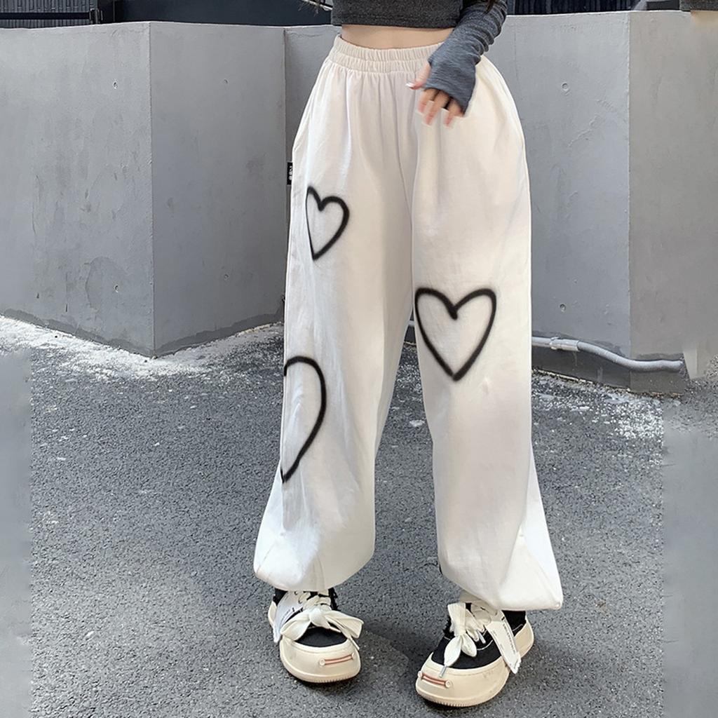 Locker sitzende koreanische Sporthose mit hoher Taille für Damen mit lässigem und lässigem Design und Herzmuster