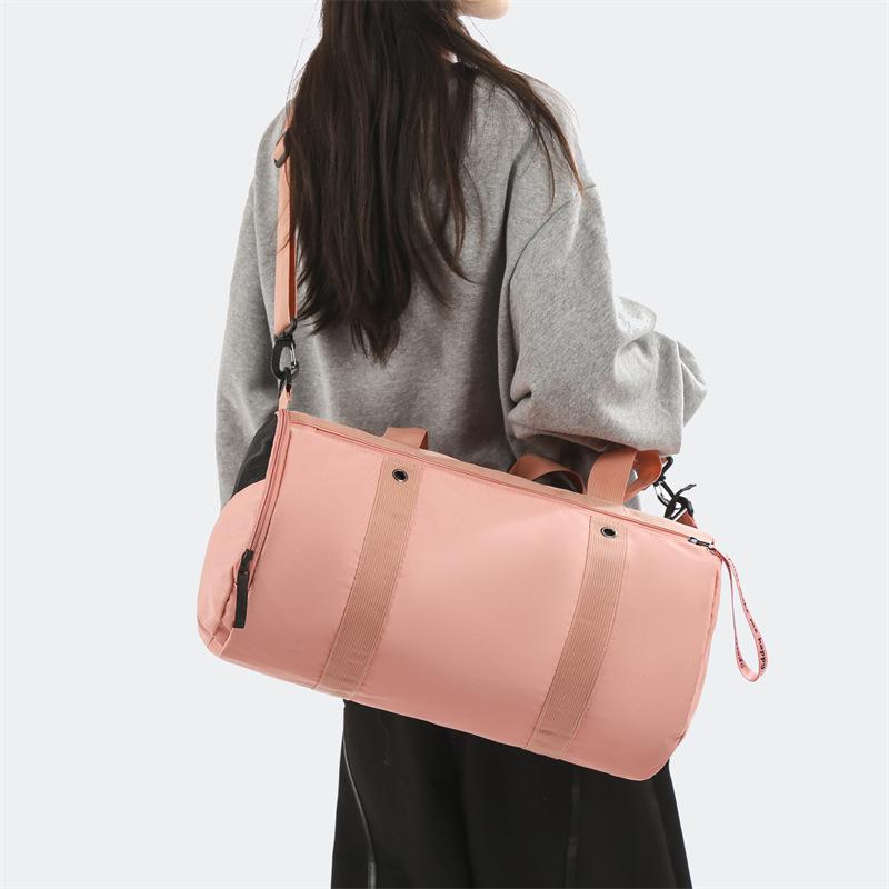 Paar auf Reisen mit Schuhen mit großem Fassungsvermögen und Lagerfächern für Handgepäcktaschen, Trocken- und Nassfach, Sport- und Fitnesstaschen