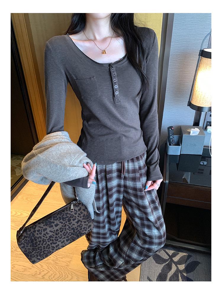 Gentle White Henley Base Layer Women's Slim-Fit Long-Sleeve T-Shirt for Autumn/Winter, New Korean Style.