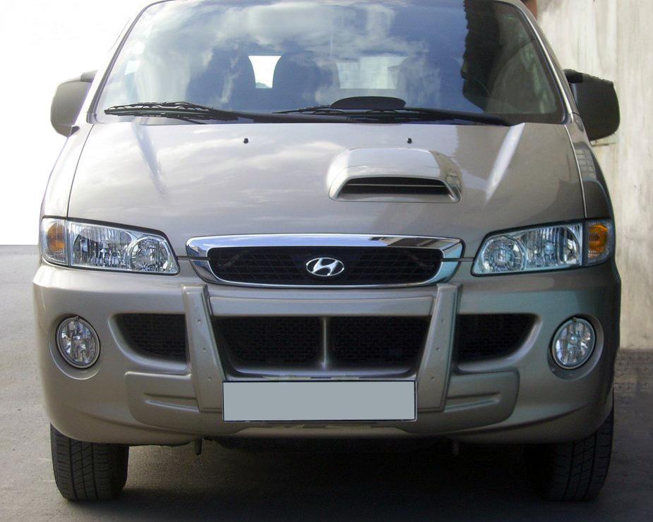 

Центральна губа (під фарбування) для Hyundai H200, H1, Starex 1998-2007 рр.