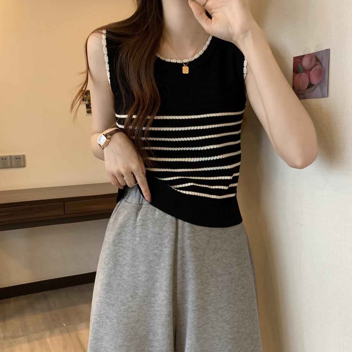 

Ношение полосатой кофточки для женщин летом, чтобы похудеть и выглядеть стройнее. Ношение топа без рукавов для горячих девушек весной и осенью. L