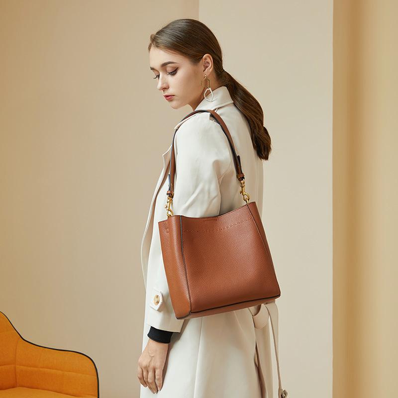 Spring/Summer 2025 Women's Genuine Leather Bucket Bag - Large Capacity, Versatile Shoulder & Messenger Style.