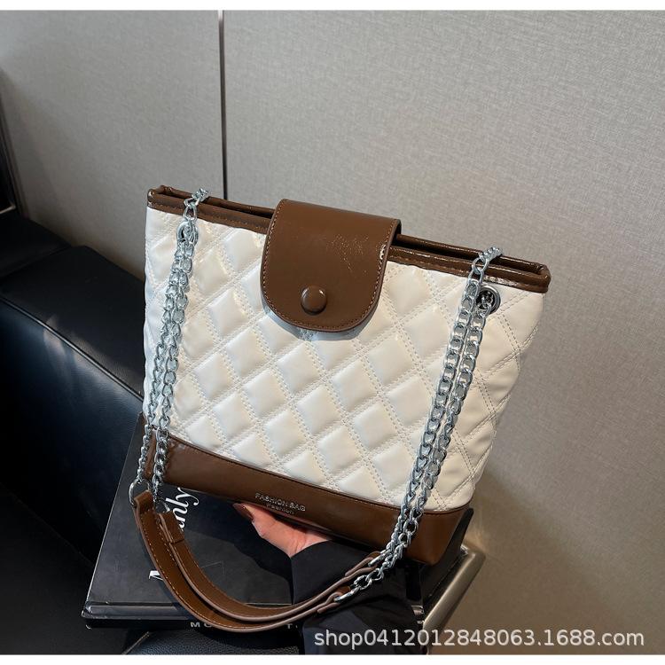 

Rhombus contrasting color large-capacity bag women s 2025 autumn and winter new shoulder bag contrasting color simple chain commuter bucket bag