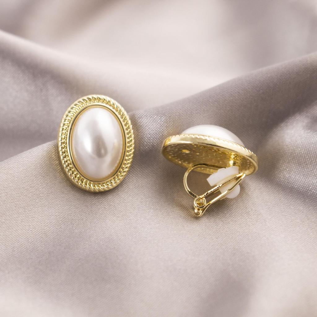 Elegant Clip-On Triangle Earrings for Non-Pierced Ears - Versatile, Light Luxury for Everyday Wear.