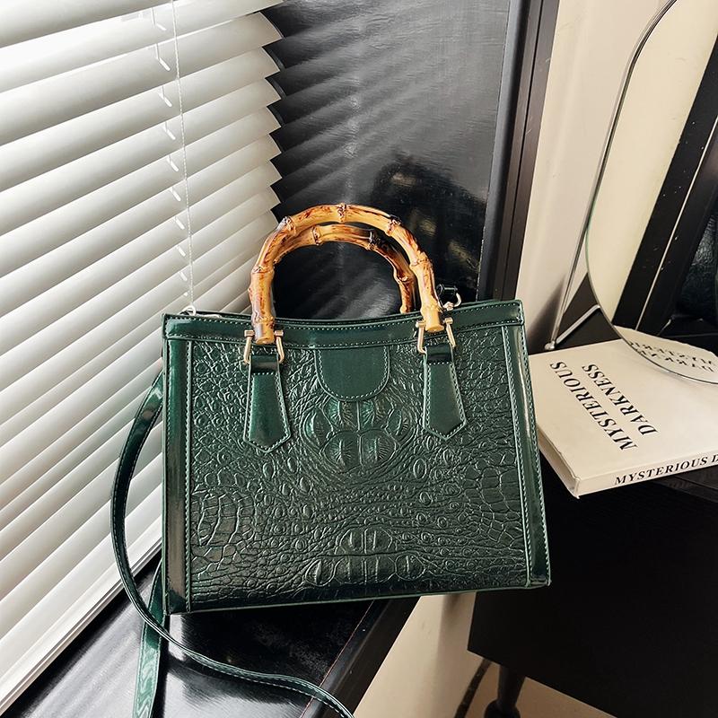 2023 Cross Border New Tote Bag Women's Bag Foreign Trade Leisure Large Capacity Crocodile Pattern Bag Women's Bamboo Handbag