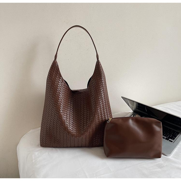 

осень 2025 новая плетеная сумка женская большой вместимости для отдыха и поездок на работу сумка для мамы и ребенка модная универсальная сумка-тоут темно-коричневого