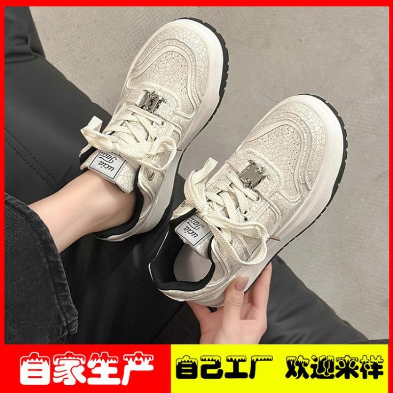 

Белые туфли на толстой подошве с узором «взрыв» женские 2025 новая летняя модная универсальная нишевая обувь для отдыха, спорта и скейтбординга, увеличивающая рост 40