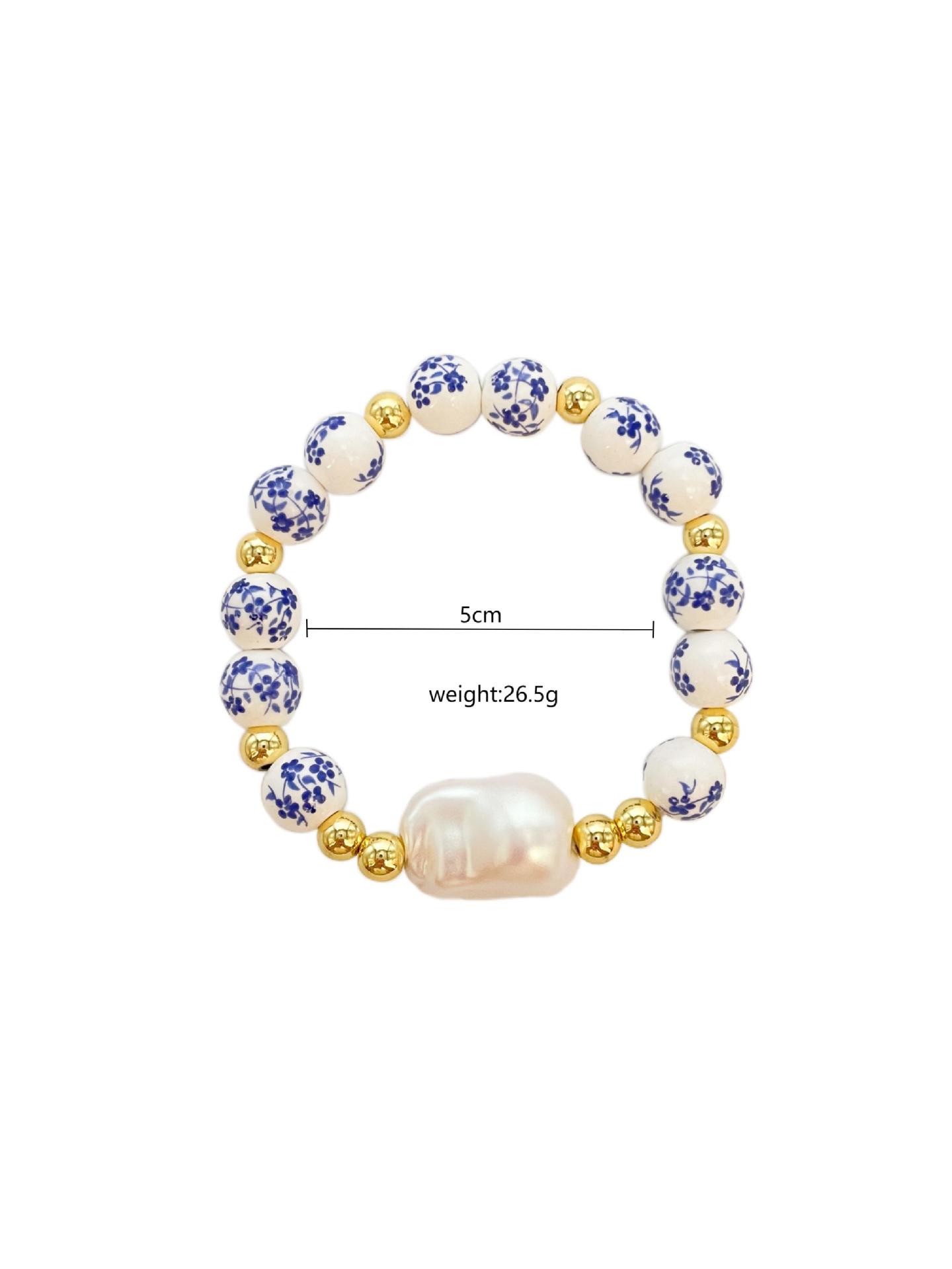 

Оригинальный дизайн браслет из сине-белого фарфора и барочного жемчуга в национальном стиле на эластичной резинке с пудровым перламутровым эффектом белый