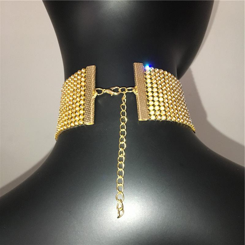 Chaîne de poitrine tendance entièrement pavée de strass et de diamants: Haut sexy à fines bretelles et dos nu pour femmes