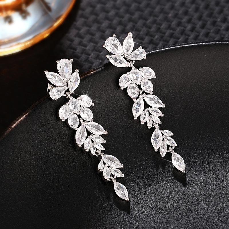 Boucles d'oreilles Huitan Romantiques pour Fête de Mariage avec Pendentif en Zirconia Brillant Accessoires Magnifiques Délicats pour Femme Mode Cadeau Exquis