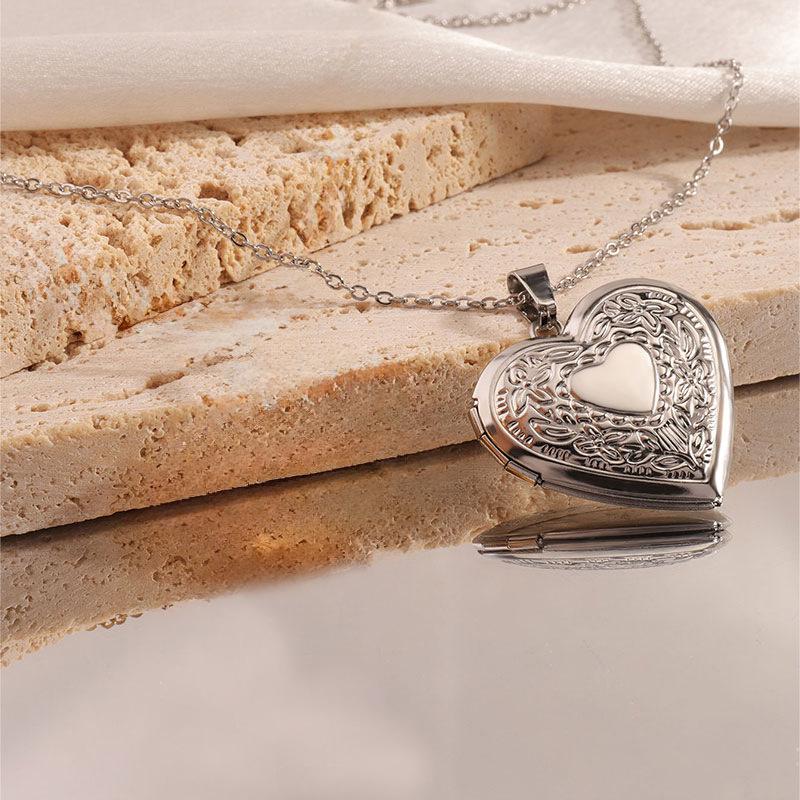 

Тисненое ожерелье-фоторамка в виде персикового сердца - Женская невыцветающая легкая роскошь из титановой стали