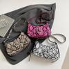 Bolsa de ombro transversal feminina com fivela de metal e estampa de cobra