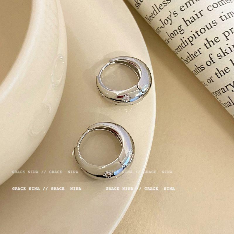 

Французский стиль! Холодный стиль Простой браслет Астеризм Серьги для женщин 2025 Новое поступление Самые продаваемые Фантазийные серьги Уникальные серьги Silver Pigment Ring Star Ear Earrings