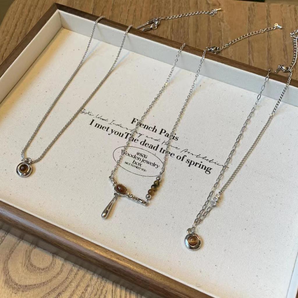 Women's Leather Tiger Eye Layered Necklace - Retro Double-Layer Choker Accessory with High-End Luxury Clavicle Chain.