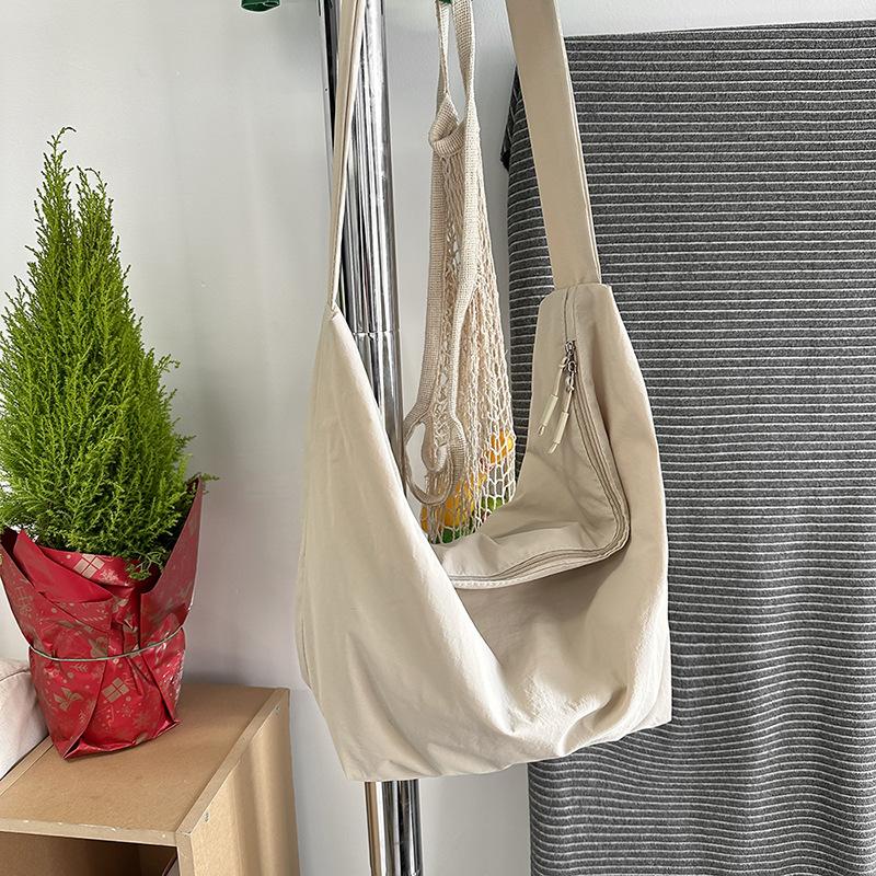 

Новая женская сумка-тоут большой вместимости, простая и модная для студенток на занятиях, нишевый дизайн, персонализированный зарубежный стиль 2025 для поездок на работу