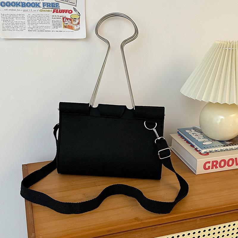 

Сумка-клипса с длинным хвостом и зажимом через плечо. Может вмещать что-то забавное. Сумка-клипса с зажимом в форме ласточкина хвоста. Большая вместимость.