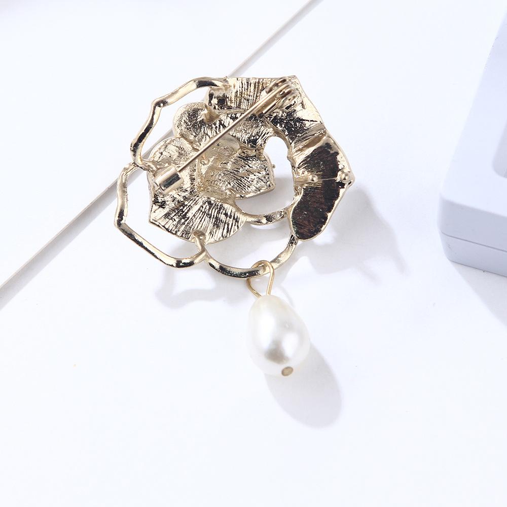 Hohle Kamelien-Perlen-Brosche Öltropfen-Anhänger Corsage Exquisit Hypoallergen Luxus Emaille Langlebige Farbe Accessoire