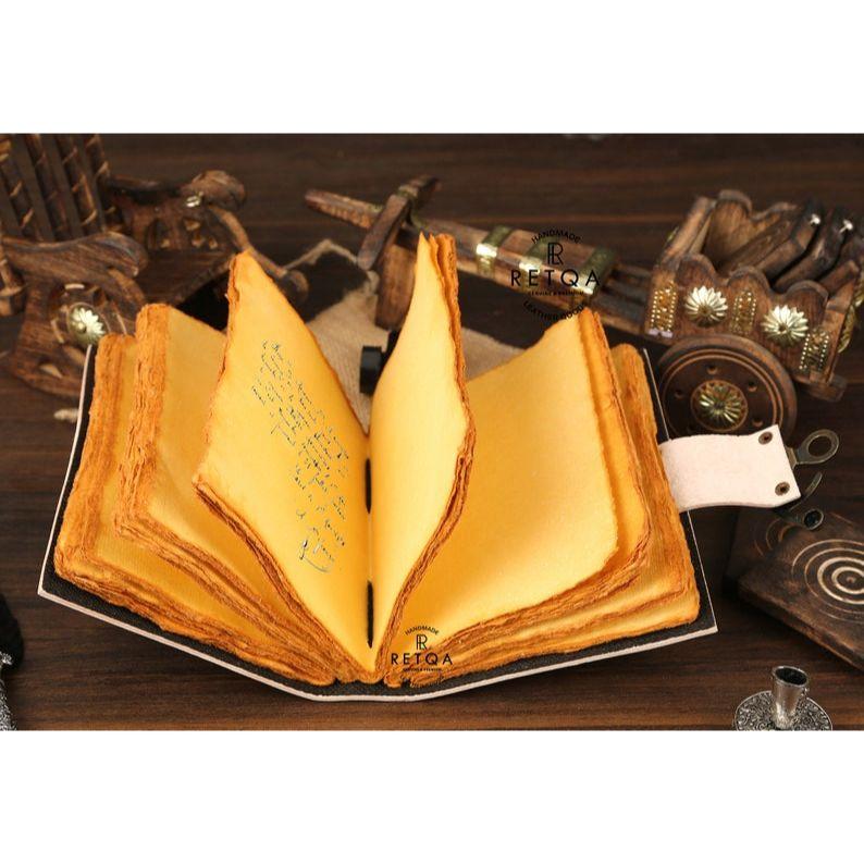 Drittes Auge Buch der Zaubersprüche - Ledergebundenes Grimoire-Tagebuch mit Büttenpapier | Hexerei-Zubehör, Zauberspruch-Notizbuch, Tagebuch für Männer & Frauen