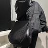 Modieuze Mesh Lichtgewicht Crossbody Tas met Grote Capaciteit en Stiksels, Uniseks Stijl Schoudertas