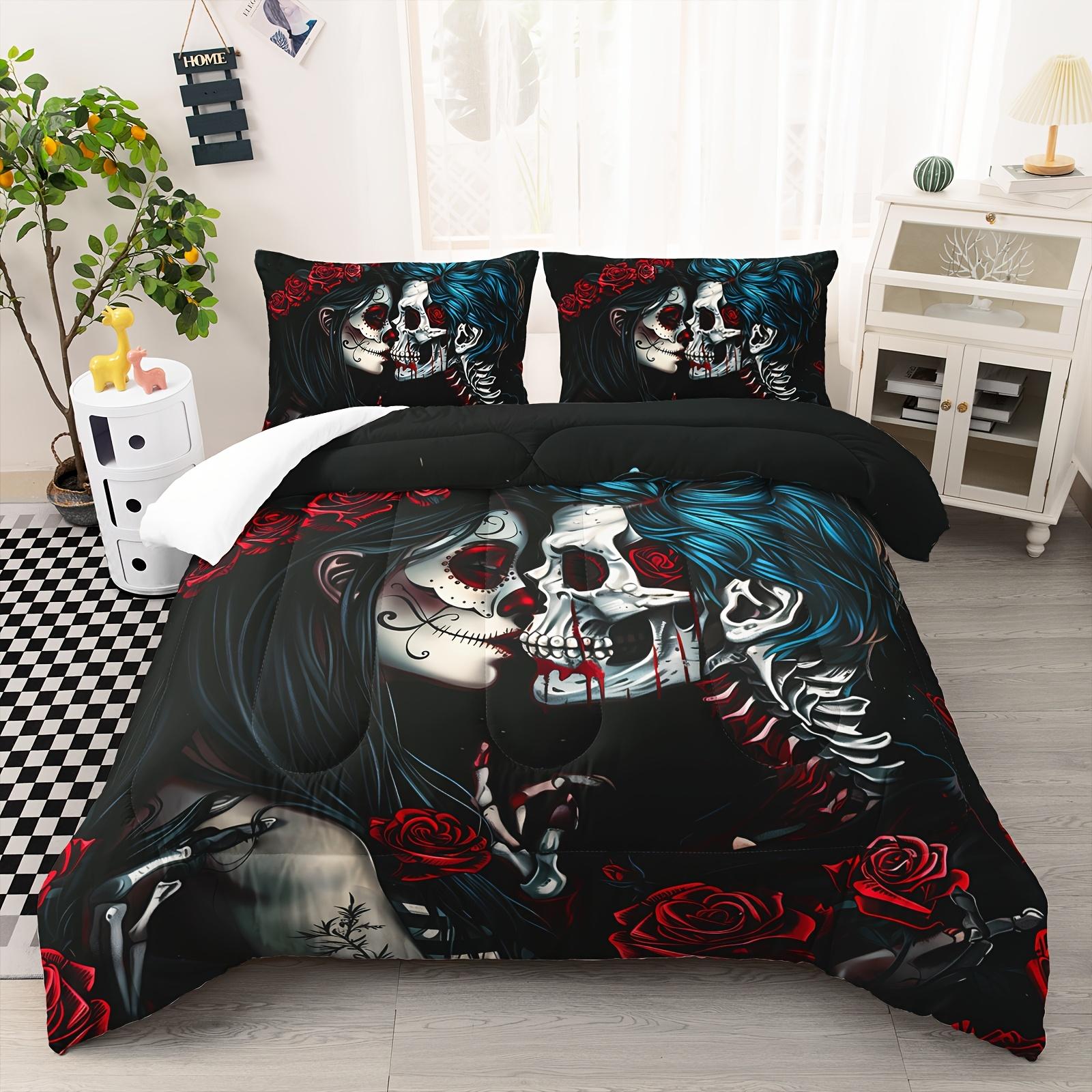 

Набор стеганого одеяла с принтом черепа. Полиэстеровый комплект одеяла с темно-черным узором. Содержит 1 комплект стеганого одеяла и 2 наволочки. EU Twin(135x200cm)