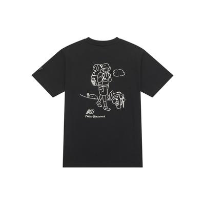 New Balance X Tombonia Attraktion Lifestyle Illustration Kollektion 100% Baumwolle Kurzarmshirt Unisex Schwarz AMT42339-BK