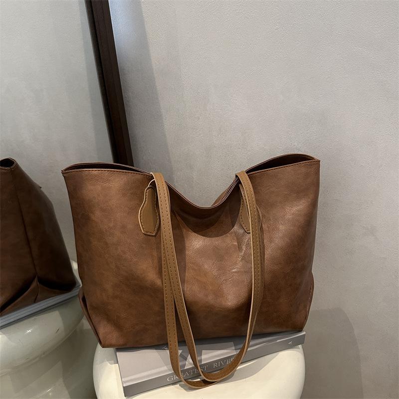 This year, it is popular, beautiful, oily, commuter, retro 2025 autumn new, foreign style, shoulder and underarm portable tote bag.