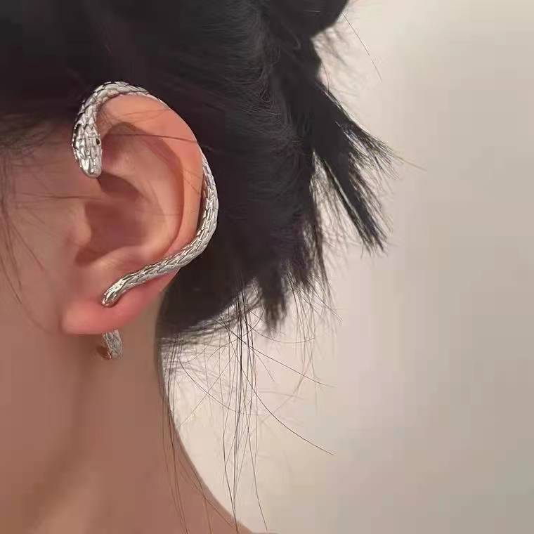 2025 New Punk Ear Clip Skeleton Spike Silver Color Metal Unisex Ins for Women Men Couple Earring Jewelry Gift