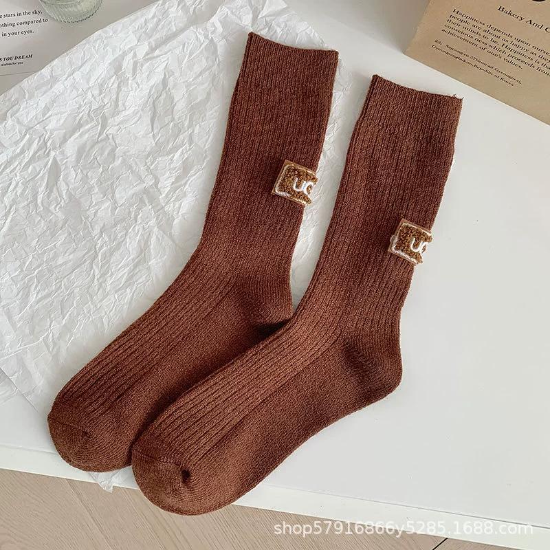 

Новые вязаные носки средней длины, сохраняющие тепло, носки для сноубутсов, пятка с пушистой этикеткой, однотонные женские буквенно-цифровые носки для осени-зимы One pair