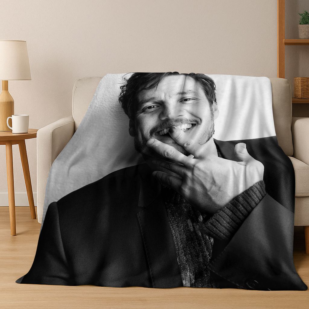 2025 Neue Pedro Pascal Schauspieler Star Kunst Flanelldecke, Gemütliche Weiche Überwurfdecke für Zuhause Schlafzimmer Bett Sofa Picknick Abdeckung Kinder Geschenk