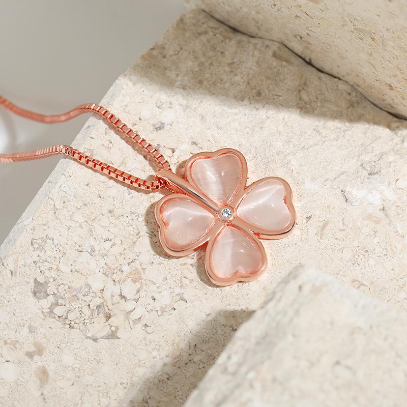 Small Heart Three-Dimensional Petal Pendant Necklace, High-End Design Sense Lucky Chalcedony Four-Leaf Clover Necklace