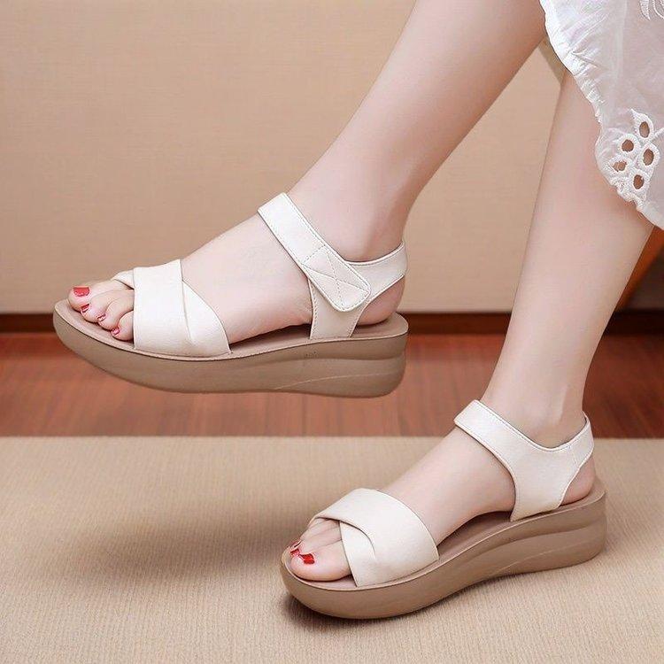 Popular Sandals Women's 2025 Summer New Mother Shoes Soft Sole Soft Surface Light Non-slip Comfortable Middle-aged and Elderly Beach Shoes